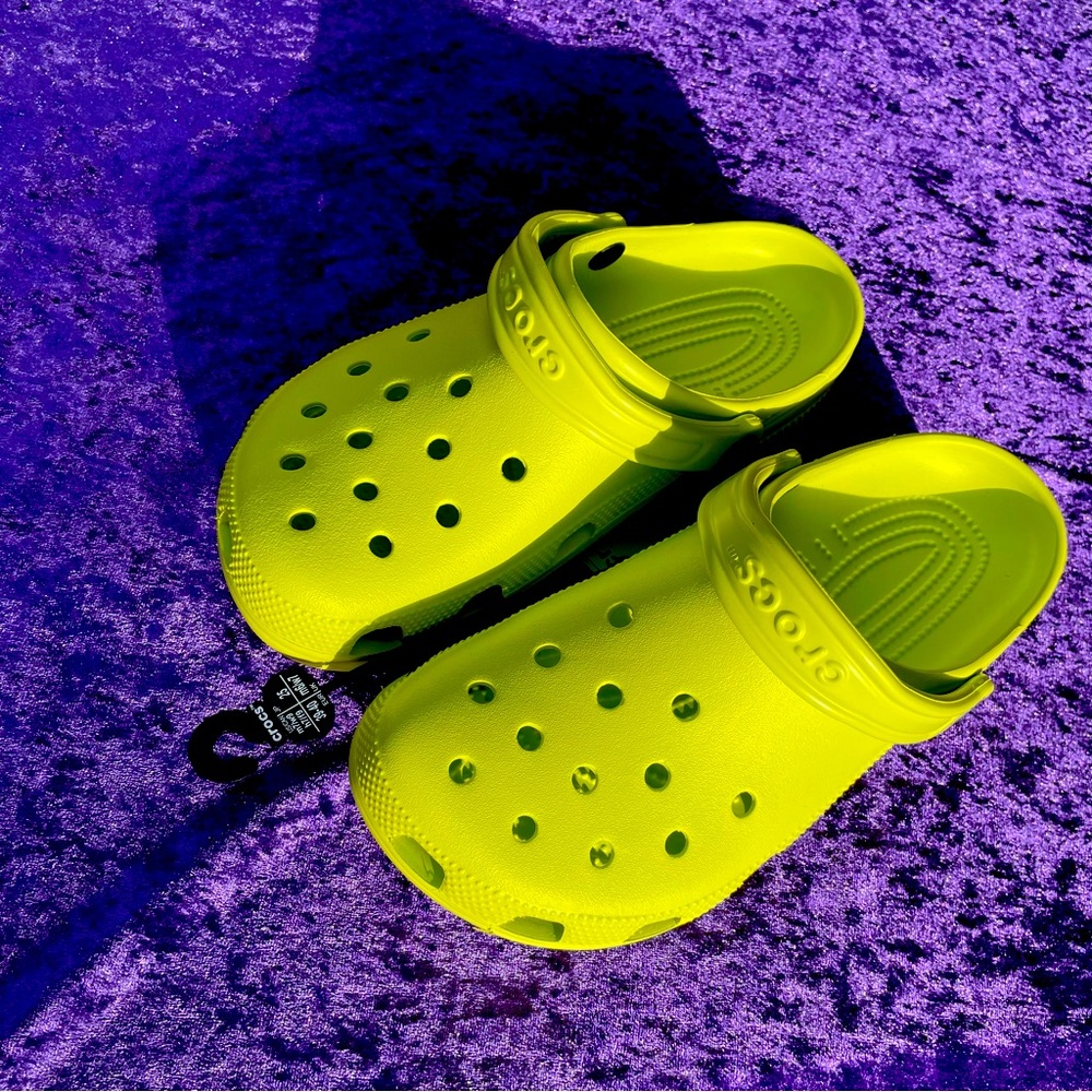 CROCS CLASSIC Neon Yellow NWT women’s size 9